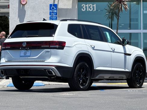 New 2025 Volkswagen Atlas Peak Edition SE image 5