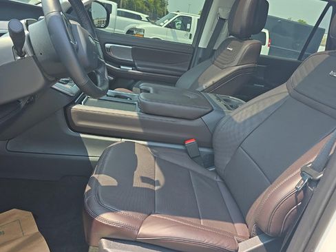 Used 2026 Ford Expedition Platinum w/ Platinum Ultimate Package AWD/4WD image 5