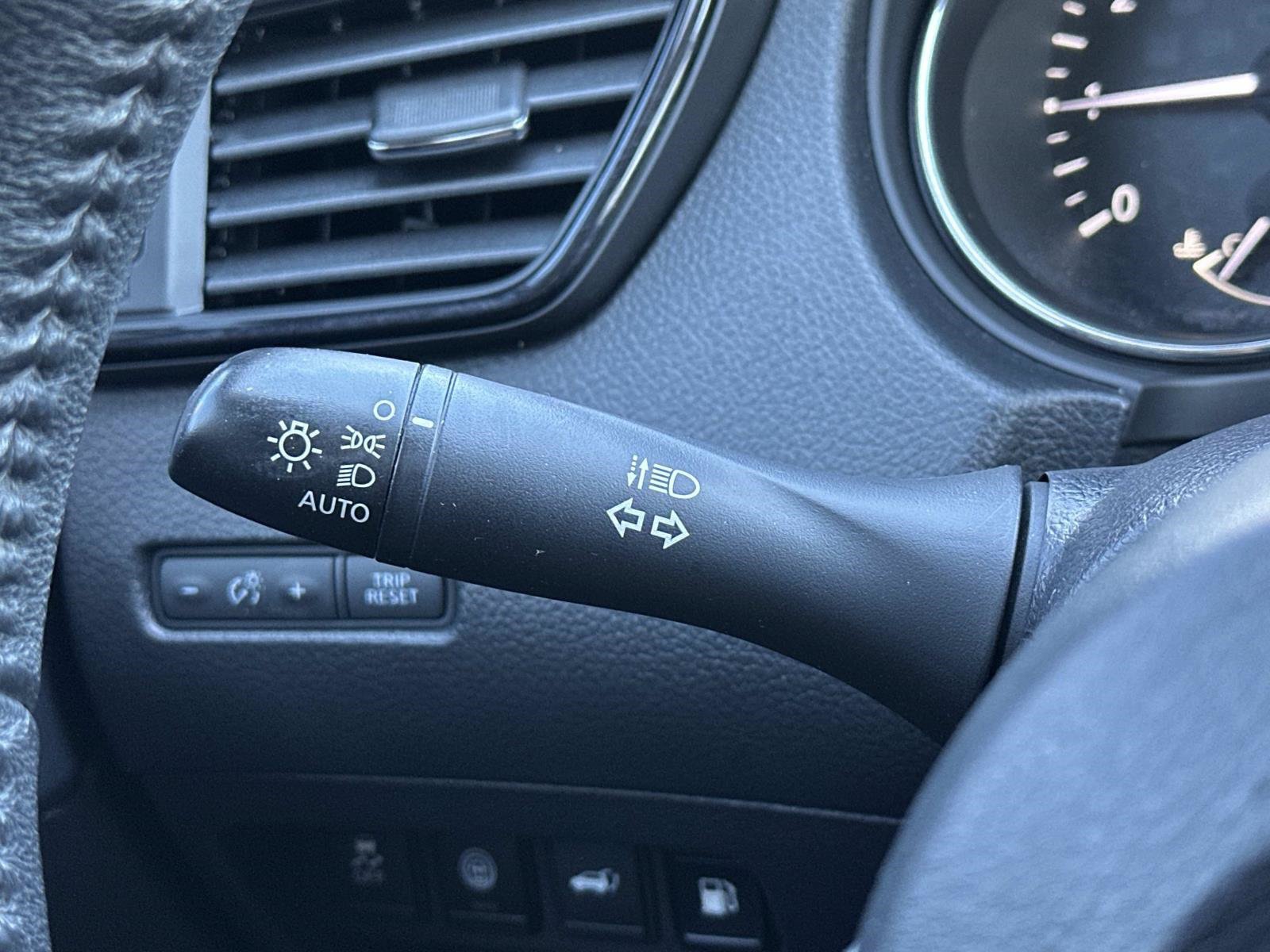 Used 2019 Nissan Rogue SV FWD image 25