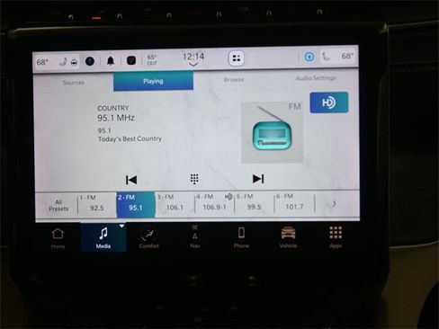 Used 2023 Jeep Grand Cherokee L Limited w/ Luxury Tech Group II image 3