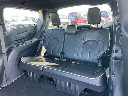 Used 2025 Chrysler Pacifica Limited image 9