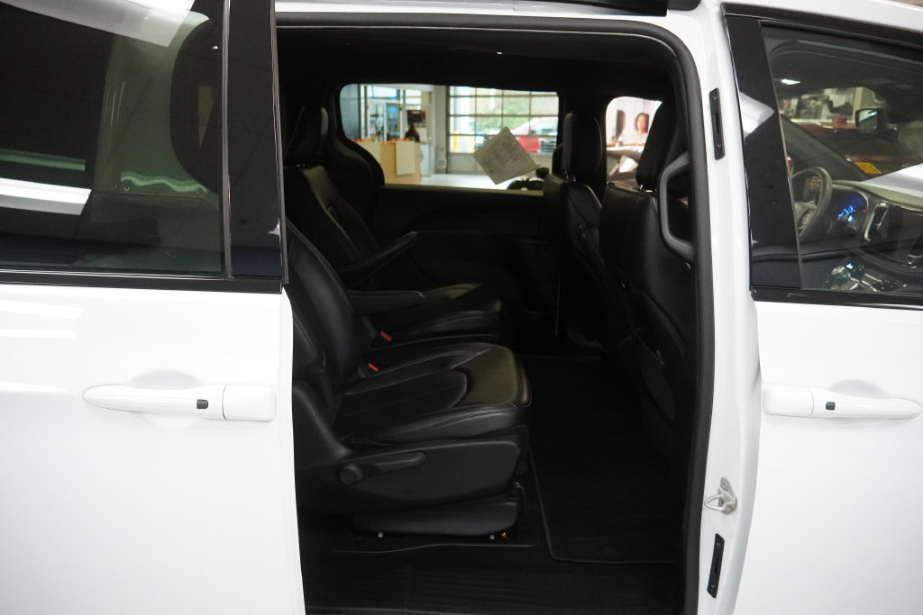 Used 2024 Chrysler Pacifica Limited FWD image 20