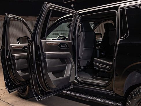 Used 2025 Chevrolet Suburban Z71 w/ Comfort Package image 29