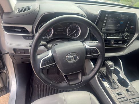 Used 2022 Toyota Highlander XLE AWD/4WD image 11