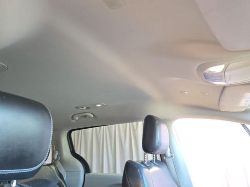 Used 2023 Chrysler Pacifica Touring-L FWD image 19