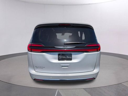 Used 2024 Chrysler Pacifica Touring-L FWD image 4