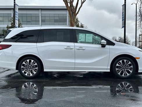 Used 2025 Honda Odyssey Elite image 2
