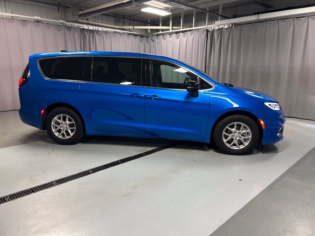 Used 2026 Chrysler Pacifica Select FWD image 8