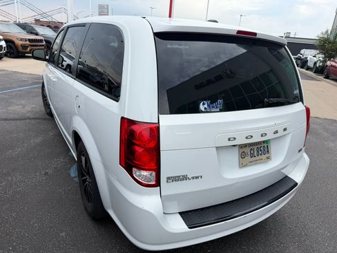 Used 2018 Dodge Grand Caravan SE FWD image 2