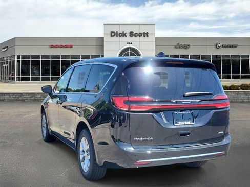 New 2027 Chrysler Pacifica Select AWD/4WD image 3
