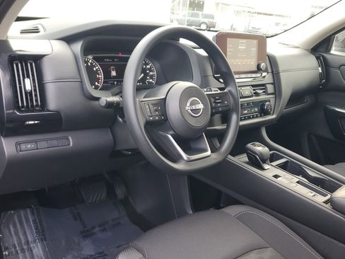 Used 2024 Nissan Pathfinder S image 12