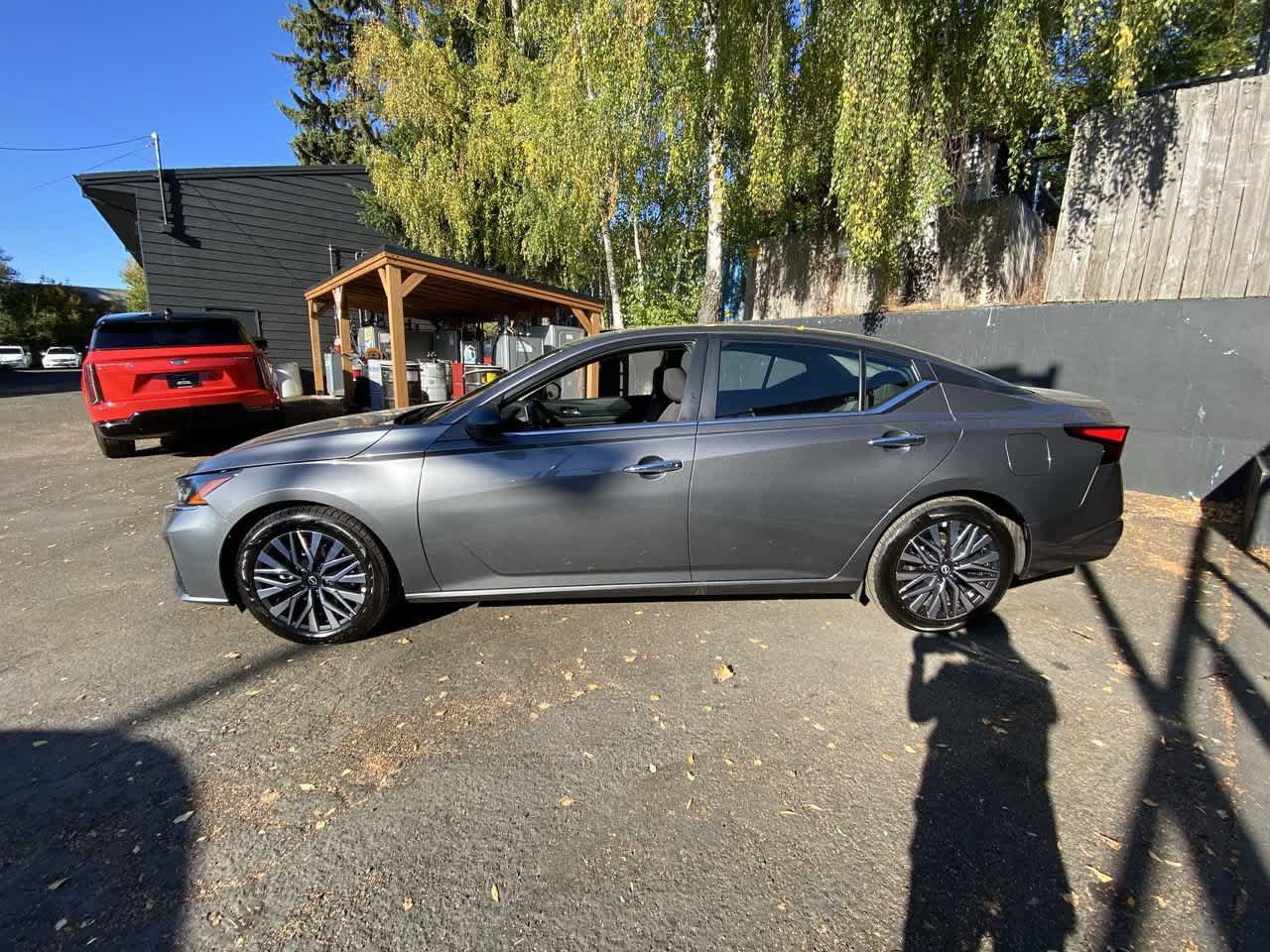 Used 2025 Nissan Altima 2.5 SV FWD image 3
