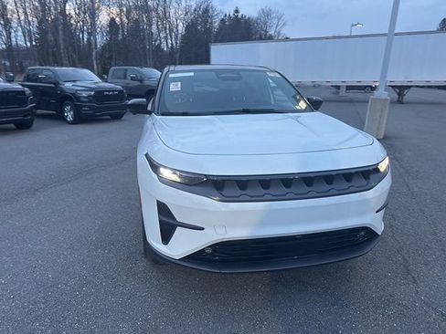 Used 2025 Jeep Wagoneer S Launch Edition image 5