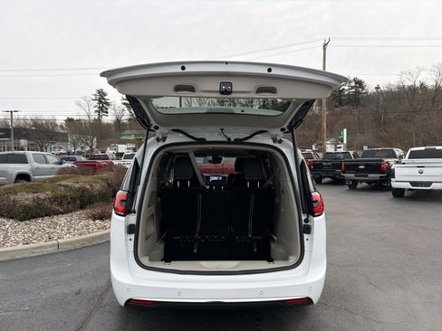 Used 2024 Chrysler Pacifica Touring-L image 31