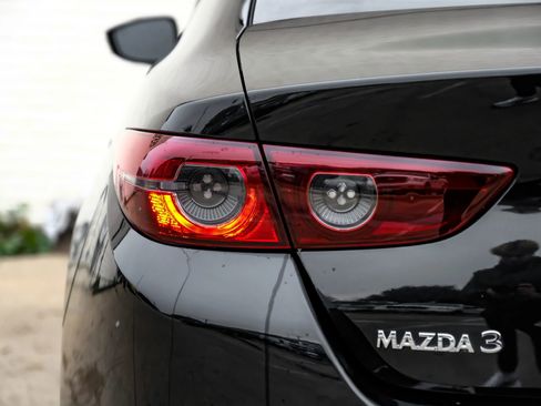 Used 2021 MAZDA MAZDA3 s image 45