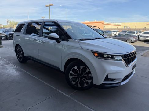 Used 2024 Kia Carnival EX image 6