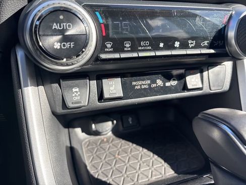Used 2022 Toyota RAV4 XLE Premium image 31