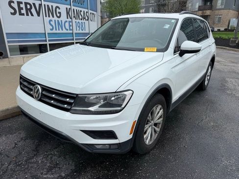 Used 2018 Volkswagen Tiguan SE w/ Panoramic Sunroof Package image 2