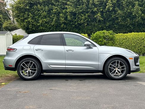 Certified 2025 Porsche Macan image 9