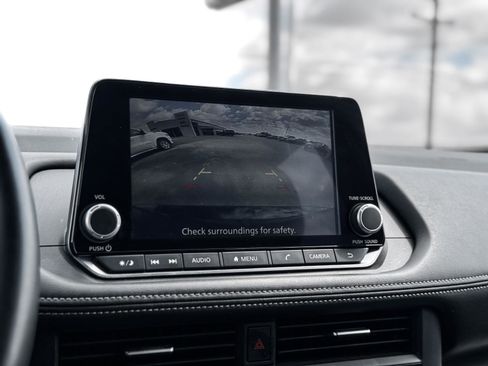 Used 2025 Nissan Rogue SV FWD image 18