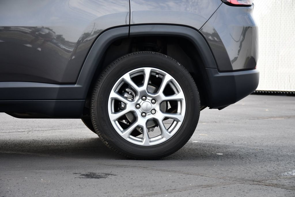 Used 2023 Jeep Compass Latitude AWD/4WD image 11