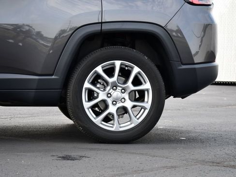 Used 2023 Jeep Compass Latitude AWD/4WD image 11