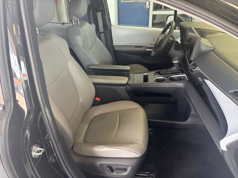 Used 2025 Toyota Sienna XLE FWD image 38