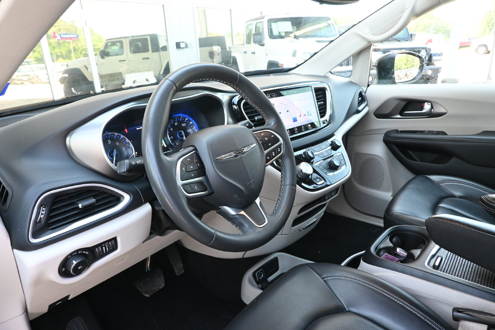 Used 2023 Chrysler Pacifica Touring-L FWD image 18