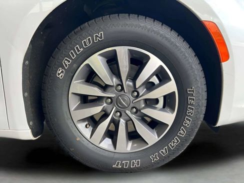 Used 2024 Chrysler Pacifica Limited FWD image 45