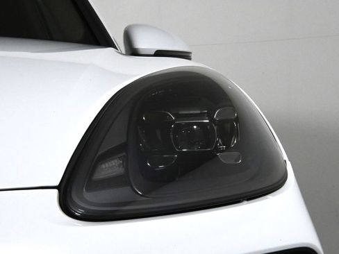 Used 2022 Porsche Cayenne GTS image 11