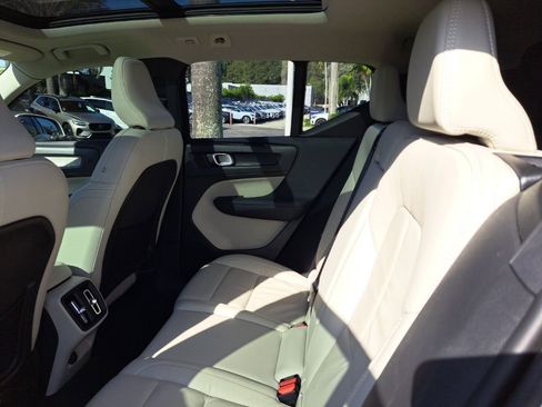 Used 2023 Volvo XC40 B4 Ultimate image 7