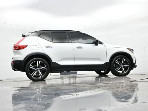 Used 2020 Volvo XC40 T4 R-Design image 24