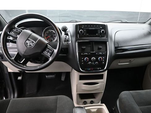 Used 2016 Dodge Grand Caravan SE image 10