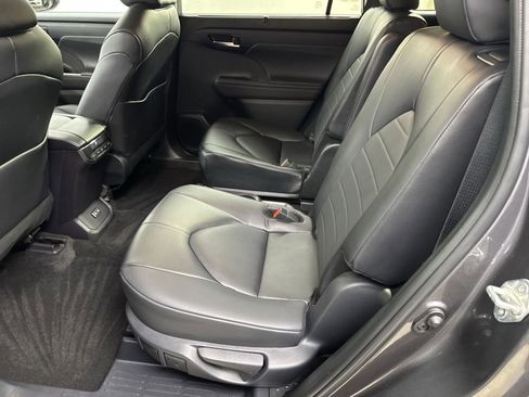 Used 2024 Toyota Highlander XLE image 29