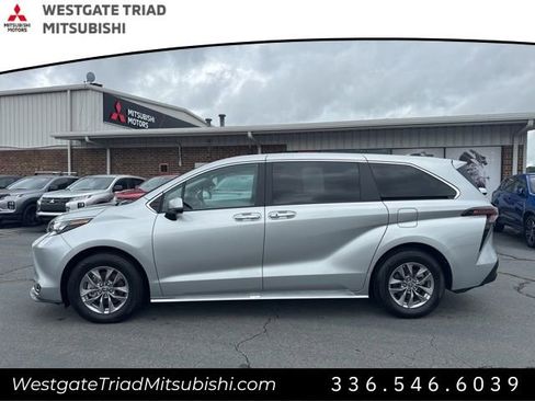 Used 2025 Toyota Sienna XLE FWD image 3