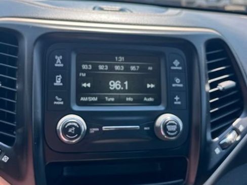 Used 2018 Jeep Cherokee Latitude AWD/4WD image 39