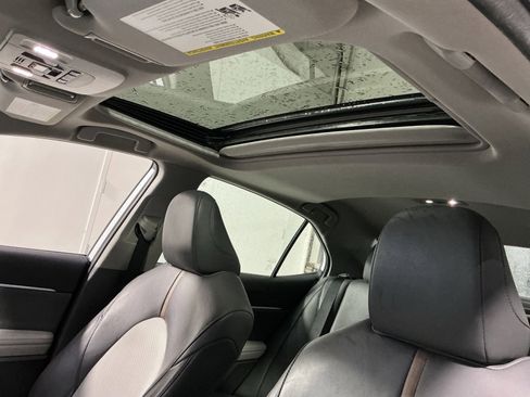 Used 2020 Toyota Camry XLE w/ Sunroof Package image 32