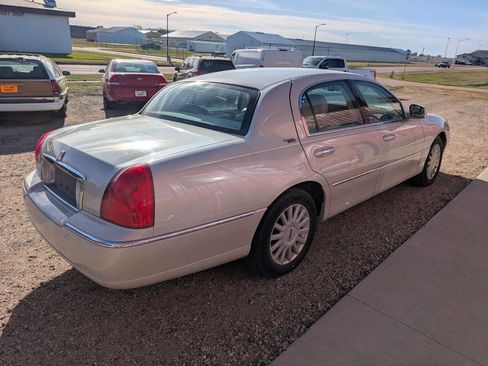 Used 2005 Lincoln Town Car Signature Limited image 5