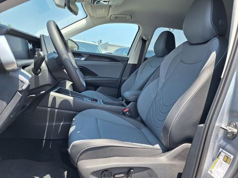 New 2025 Volkswagen Tiguan SE image 13