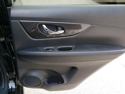 Used 2018 Nissan Rogue SV AWD/4WD image 16