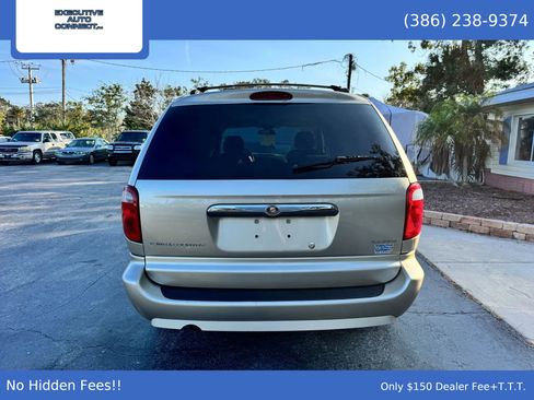 Used 2007 Chrysler Town & Country Touring image 6