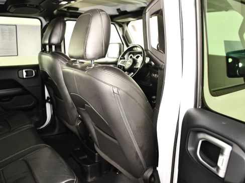 Used 2018 Jeep Wrangler Unlimited Sahara w/ Uconnect 4C Nav & Sound Group image 43