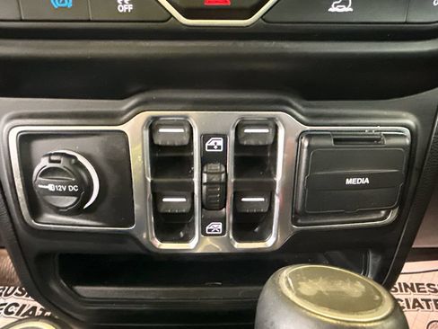 Used 2023 Jeep Wrangler Unlimited Sahara w/ Cold Weather Group AWD/4WD image 17