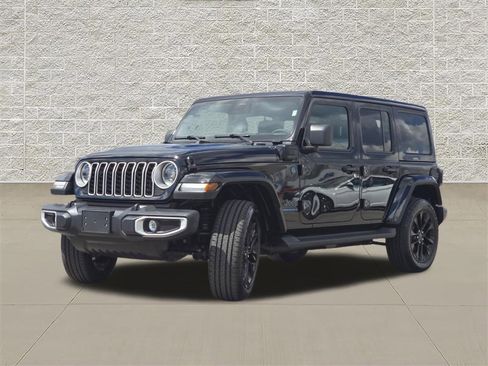 Used 2025 Jeep Wrangler Unlimited Sahara AWD/4WD image 3
