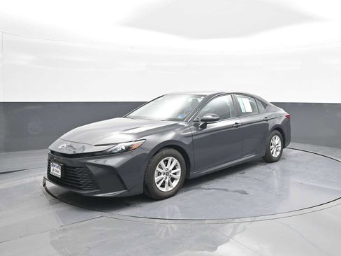 Used 2025 Toyota Camry LE w/ Convenience Package image 4