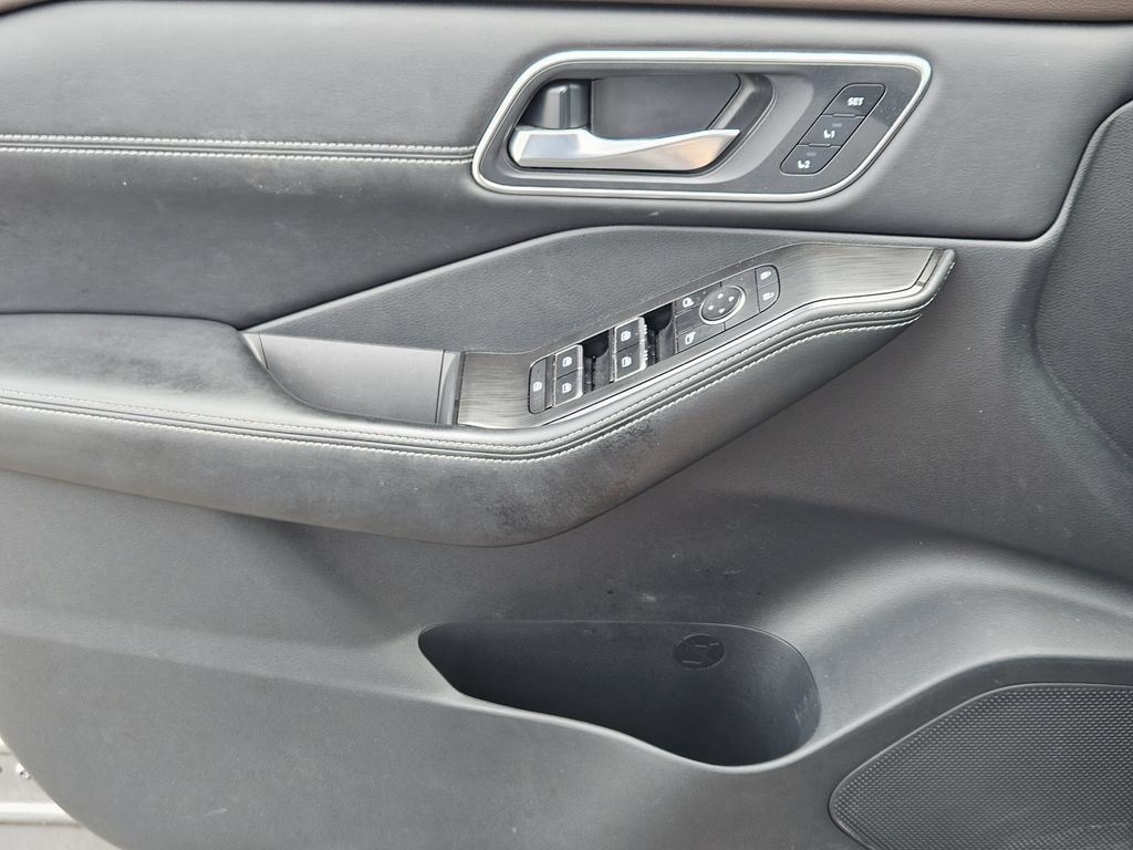 Used 2021 Nissan Rogue Platinum FWD image 16