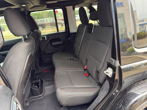 Used 2018 Jeep Wrangler Unlimited Rubicon AWD/4WD image 12