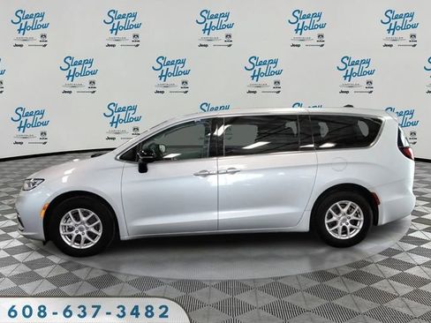 Used 2024 Chrysler Pacifica Touring-L image 8