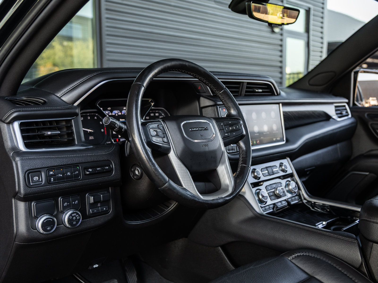 Used 2021 GMC Yukon Denali w/ Denali Premium Package RWD image 24