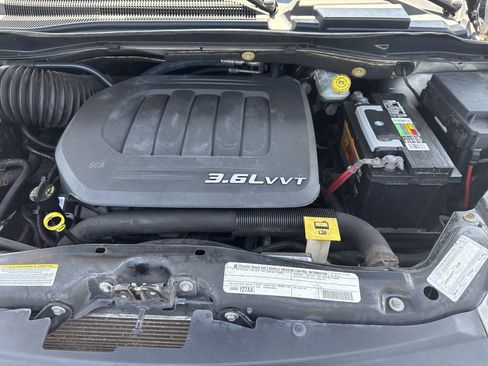 Used 2011 Chrysler Town & Country Touring-L w/ Entertainment Group #2 FWD image 33